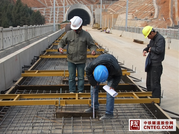桥梁底座板砼浇注前质检工程师严格自检.JPG